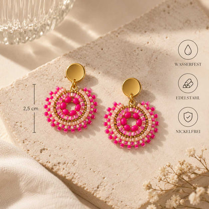 Mini Boho Bloom Ohrringe 2,5 cm – wasserfest, Edelstahl, nickelfrei – pinke Miyuki-Perlen mit goldenem Stecker
