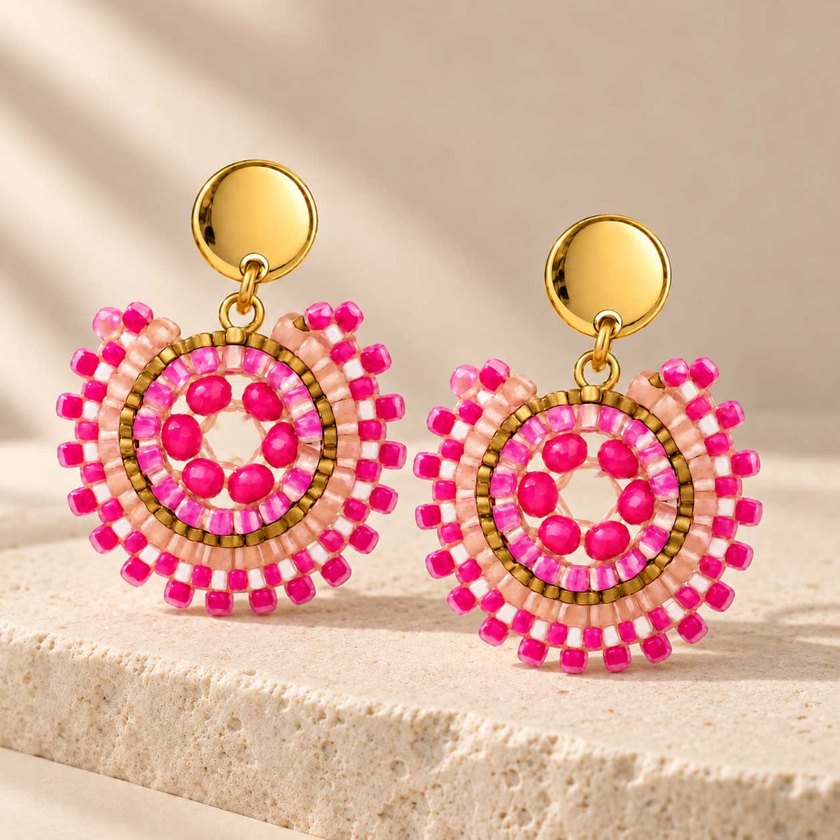 Mini Boho Bloom Ohrringe Detailansicht – rundes Perlen-Design in Pink und Rosa mit goldenem Edelstahlstecker
