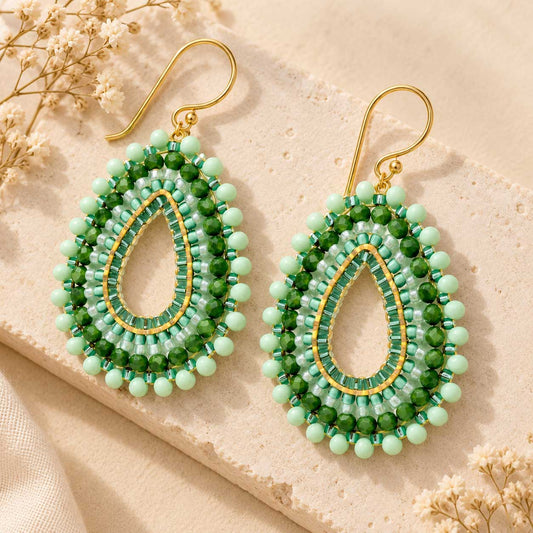 Goldene Perlenohrringe aus Edelstahl mit facettierten Glasperlen und zarten Rocailles in Mint-, Smaragd- und Grüntönen, filigrane Tropfenform, 4 cm lang und 3 cm breit
