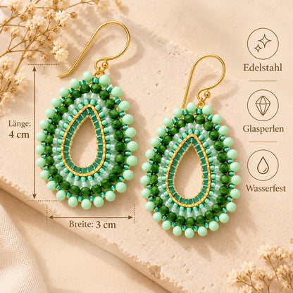 Maßbild der goldenen Perlenohrringe mit eingezeichneten Produktmaßen: etwa 4 cm Länge und 3 cm Breite
