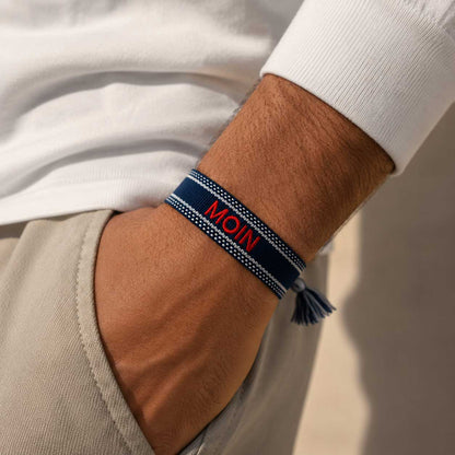 Statement Armband MOIN in Dunkelblau am Handgelenk getragen mit weißem Longsleeve – Saltyblush
