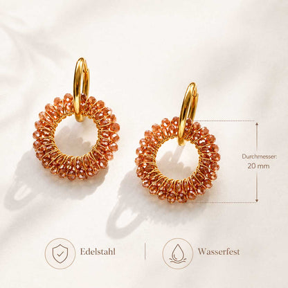 Mokka Glow Hoops Detailbild – goldene Creolen mit mokkabraunen Glasperlen, Durchmesser 20mm, Edelstahl & wasserfest, Saltyblush