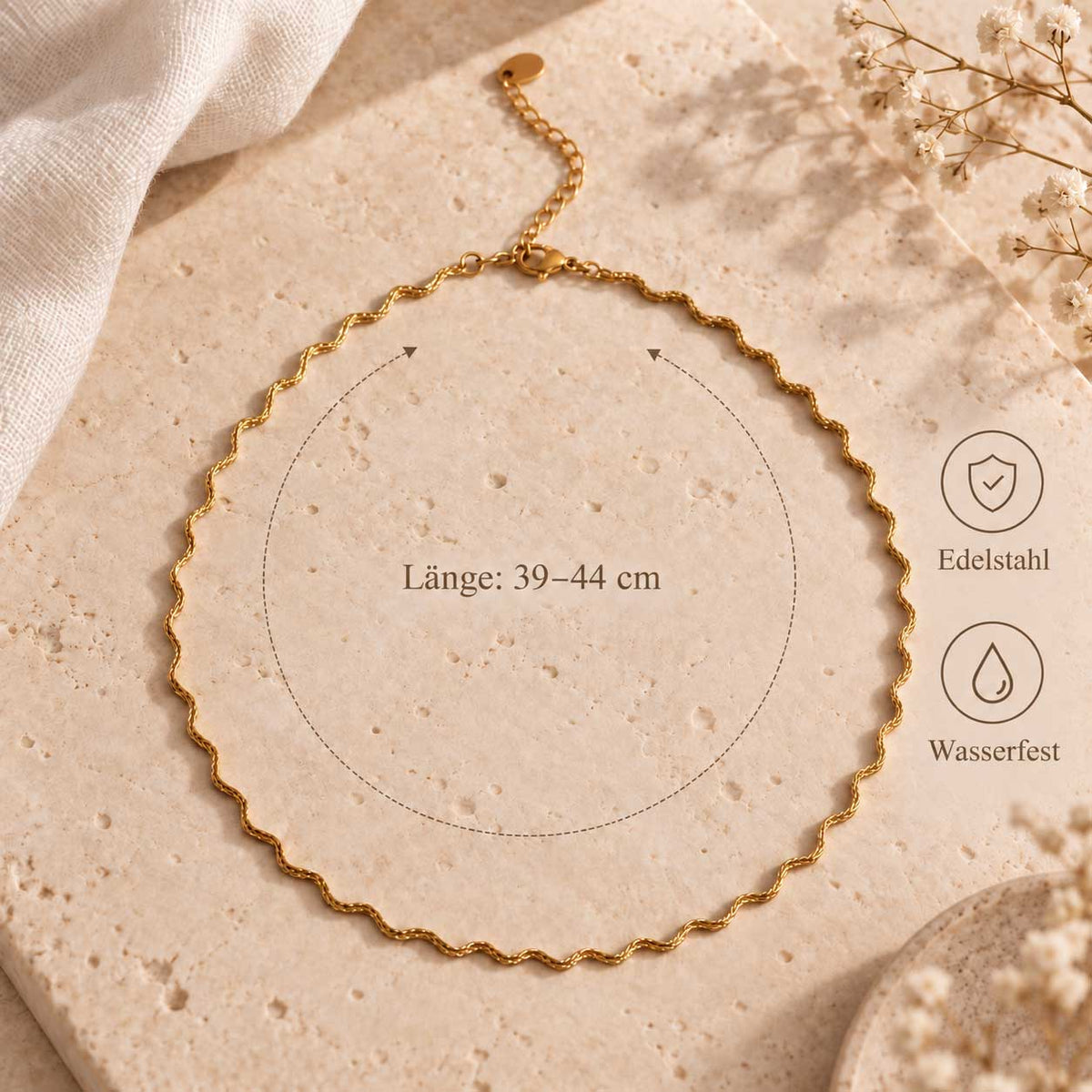 Ocean Line goldene Halskette mit Maßangaben – Länge 39–41 cm, Edelstahl, wasserfest, wellenförmige Glieder, Infografik auf Travertin-Stein mit Schleierkraut