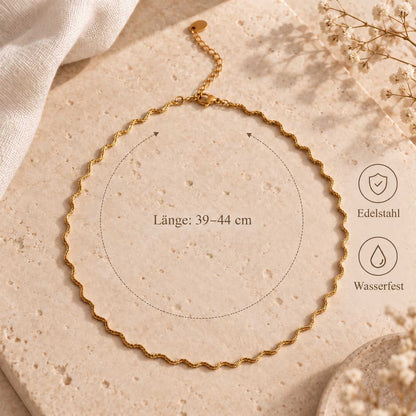 Ocean Line goldene Halskette mit Maßangaben – Länge 39–41 cm, Edelstahl, wasserfest, wellenförmige Glieder, Infografik auf Travertin-Stein mit Schleierkraut