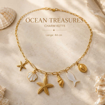 Ocean Treasures Charm Kette Infografik – goldene Halskette mit Seestern, Muschel, Schnecke, Fisch und Perlmutt-Charms, Länge 44 cm auf cremefarbenem Untergrund mit Muscheln
