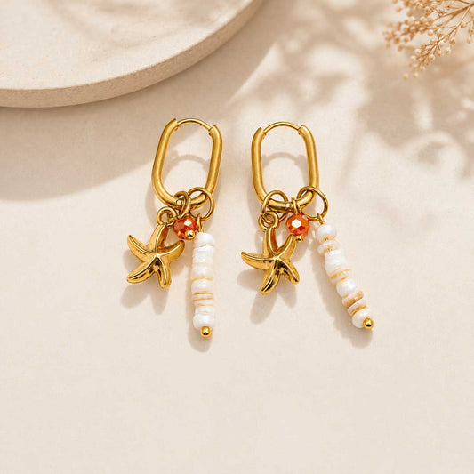 Goldene Ohrringe pearl coast mit Seestern, Naturstein & Perlen-Charm – Saltyblush

