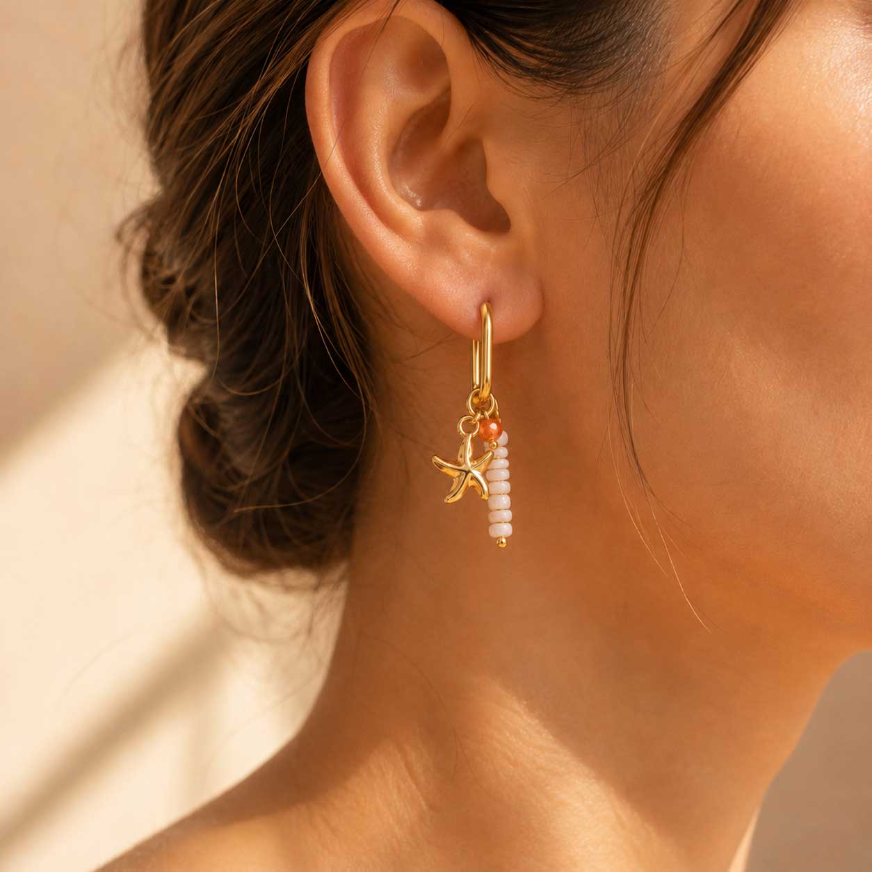 Pearl coast Ohrringe gold am Ohr getragen – Seestern- und Perlen-Charm, Edelstahl, Saltyblush
