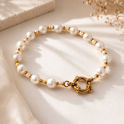 Goldenes Perlenarmband Pearl Glow mit weißen Süßwasserperlen und goldenen Rocailles auf cremefarbenem Seidenstoff mit Schleierkraut, vergoldeter Edelstahl-Ringverschluss
