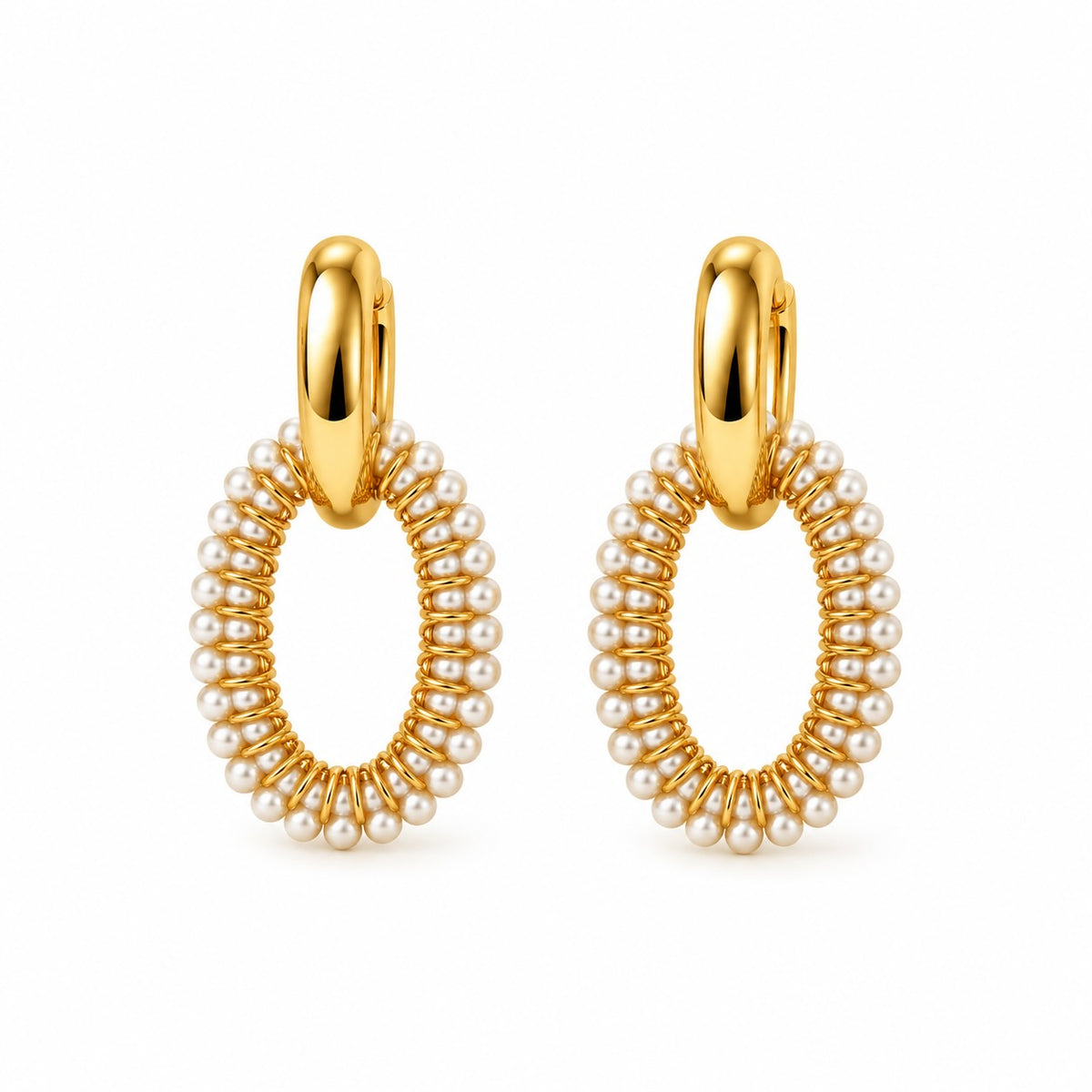 Produktbild pearl glow hoops⎢goldene Ohrringe auf weißem Hintergrund 