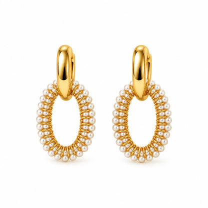 Produktbild pearl glow hoops⎢goldene Ohrringe auf weißem Hintergrund 