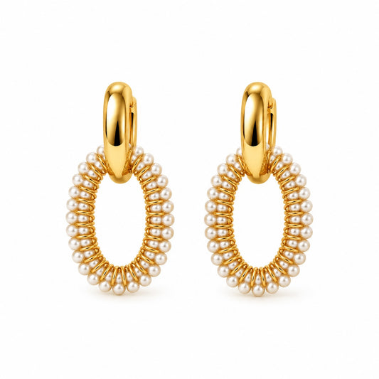 Produktbild pearl glow hoops⎢goldene Ohrringe auf weißem Hintergrund 