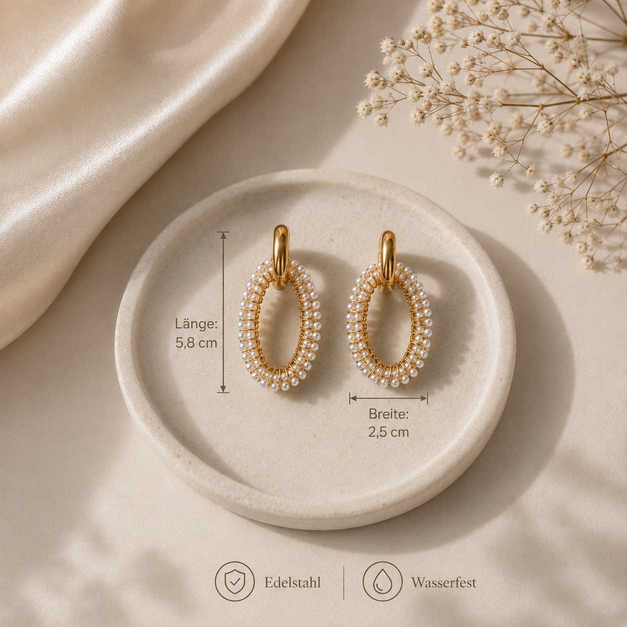 Goldene Perlen-Creolen Pearl Glow Hoops am Ohr getragen – eleganter Alltagslook
