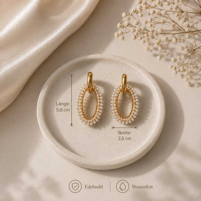 Goldene Perlen-Creolen Pearl Glow Hoops am Ohr getragen – eleganter Alltagslook
