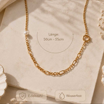 Detailaufnahme Pearl Link – goldene Glieder mit weißen Perlen aus Edelstahl
