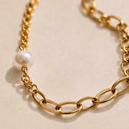 Pearl Link Halskette von Saltyblush – goldene Gliederkette mit Perlen, flach auf Oberfläche
