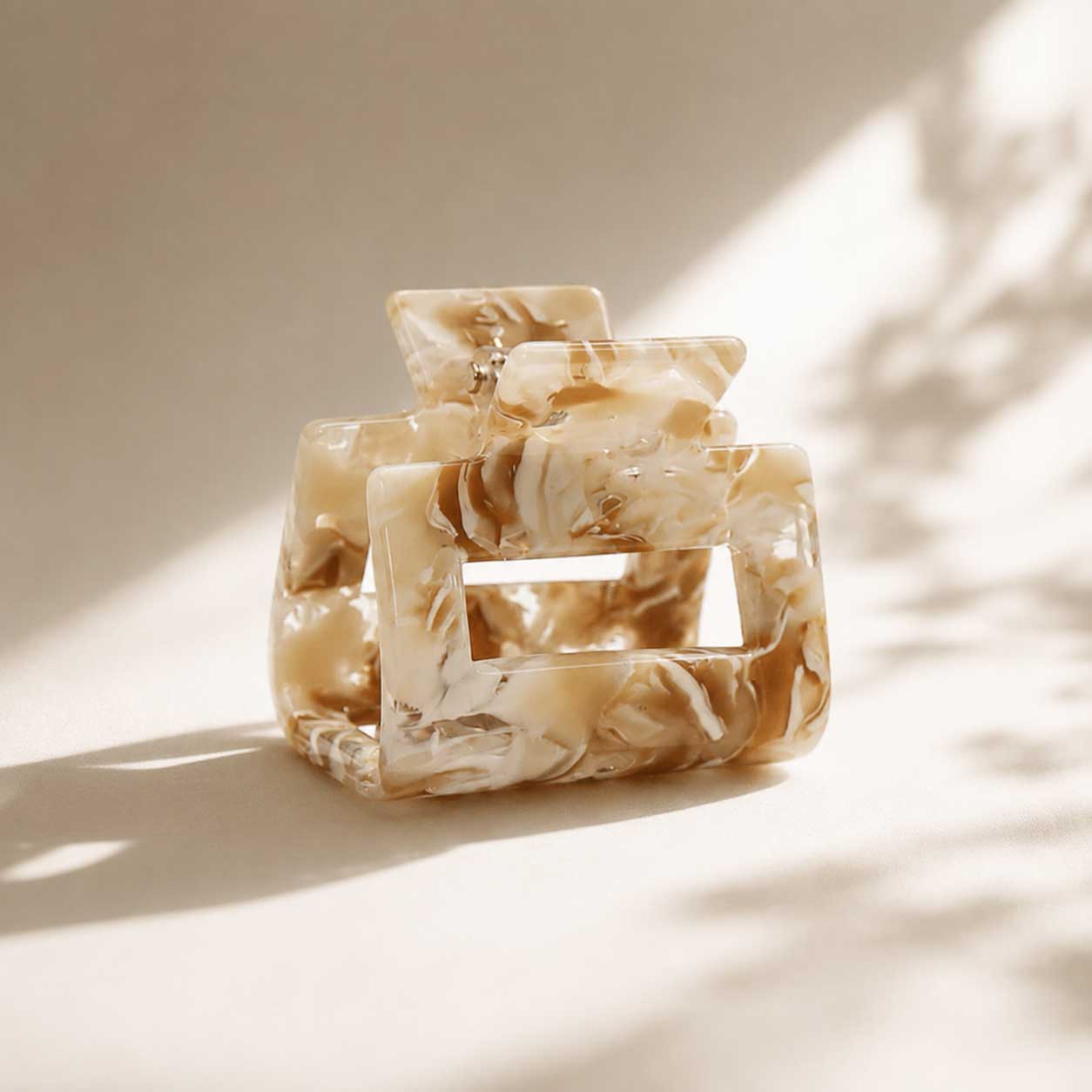Haarklammer Pearl Marble in Marmoroptik beige-creme aus Kunststoff von Saltyblush – 3,5 x 3,5 cm

