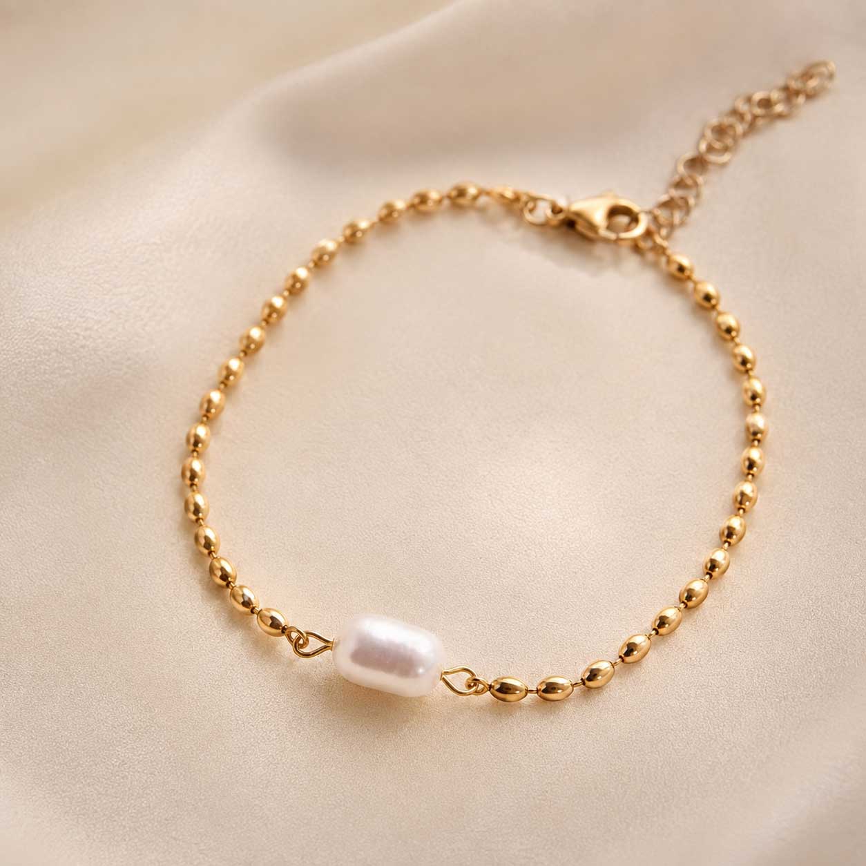 Goldenes Armband Pearl Tide mit weißer Barockperle und Kugelkette – filigran & verstellbar – Edelstahl – Saltyblush
