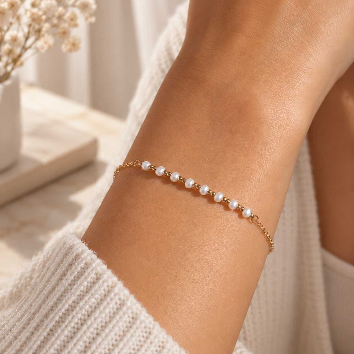Pearl Whisper Armband Gold mit Perlenakzenten am Handgelenk getragen – Saltyblush
