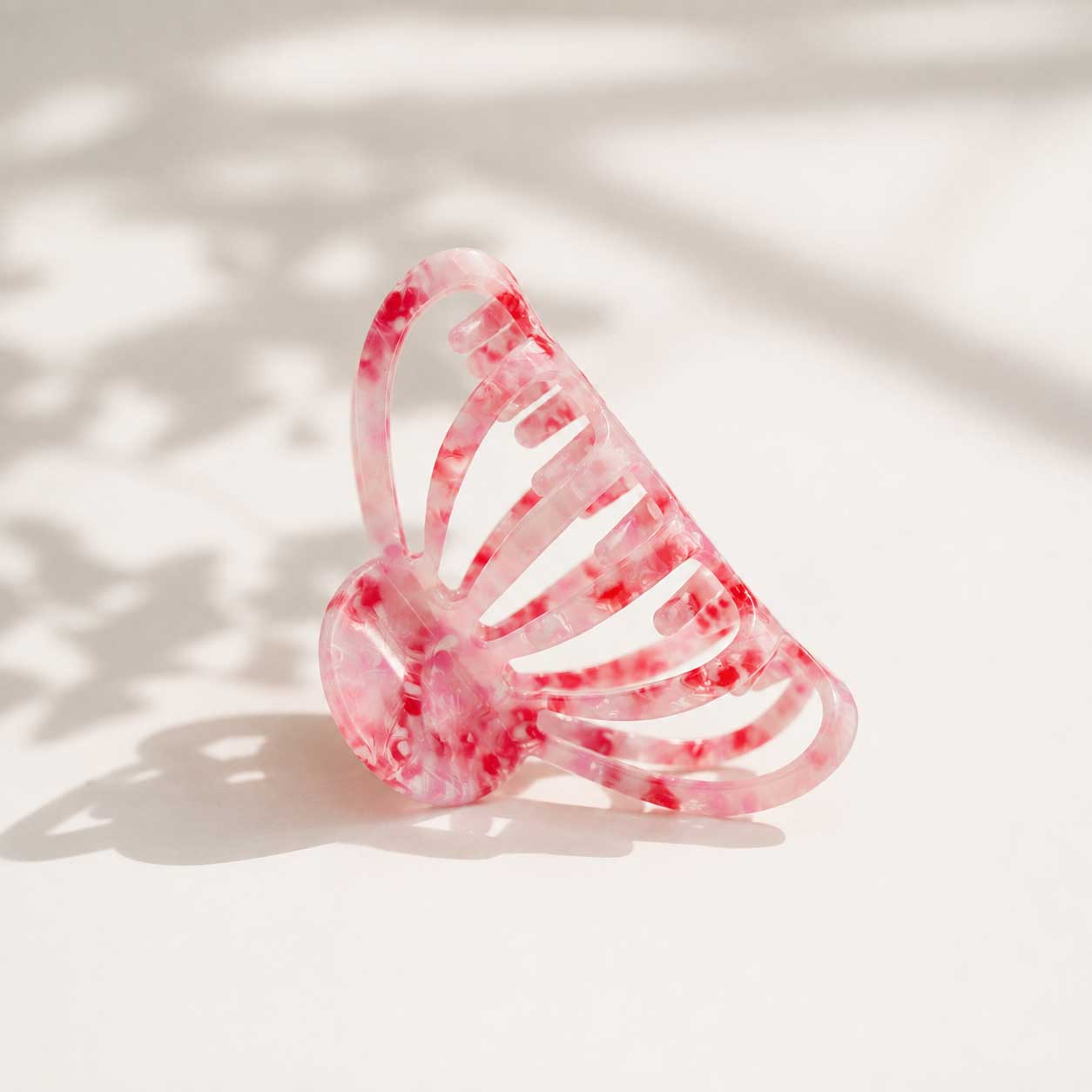 Haarklammer Pink Bloom aus Acryl in Rosaton mit Marmormuster von Saltyblush – 8,6 x 5,2 cm
