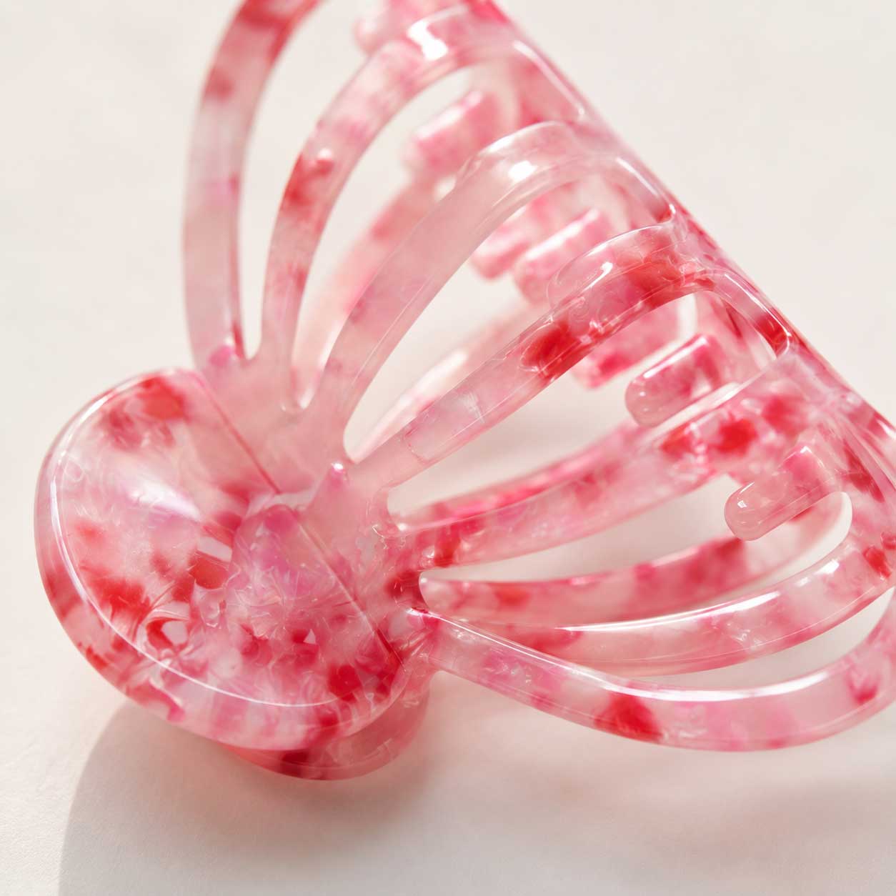 Haarklammer Pink Bloom aus Acryl in Rosaton mit Marmormuster von Saltyblush – 8,6 x 5,2 cm
