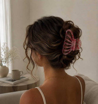 Haarklammer Pink Bloom Marmor rosa kombiniert mit goldenem Schmuck – femininer Look, Saltyblush
