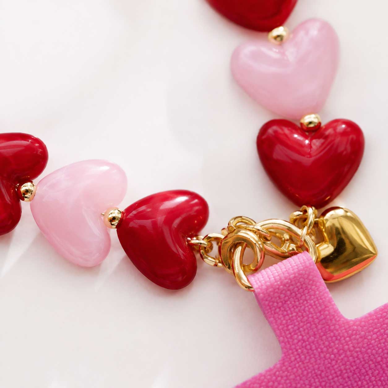 xPink Heart Phone Charm an Smartphone befestigt – romantisches Handyschmuck-Accessoire, Saltyblush

