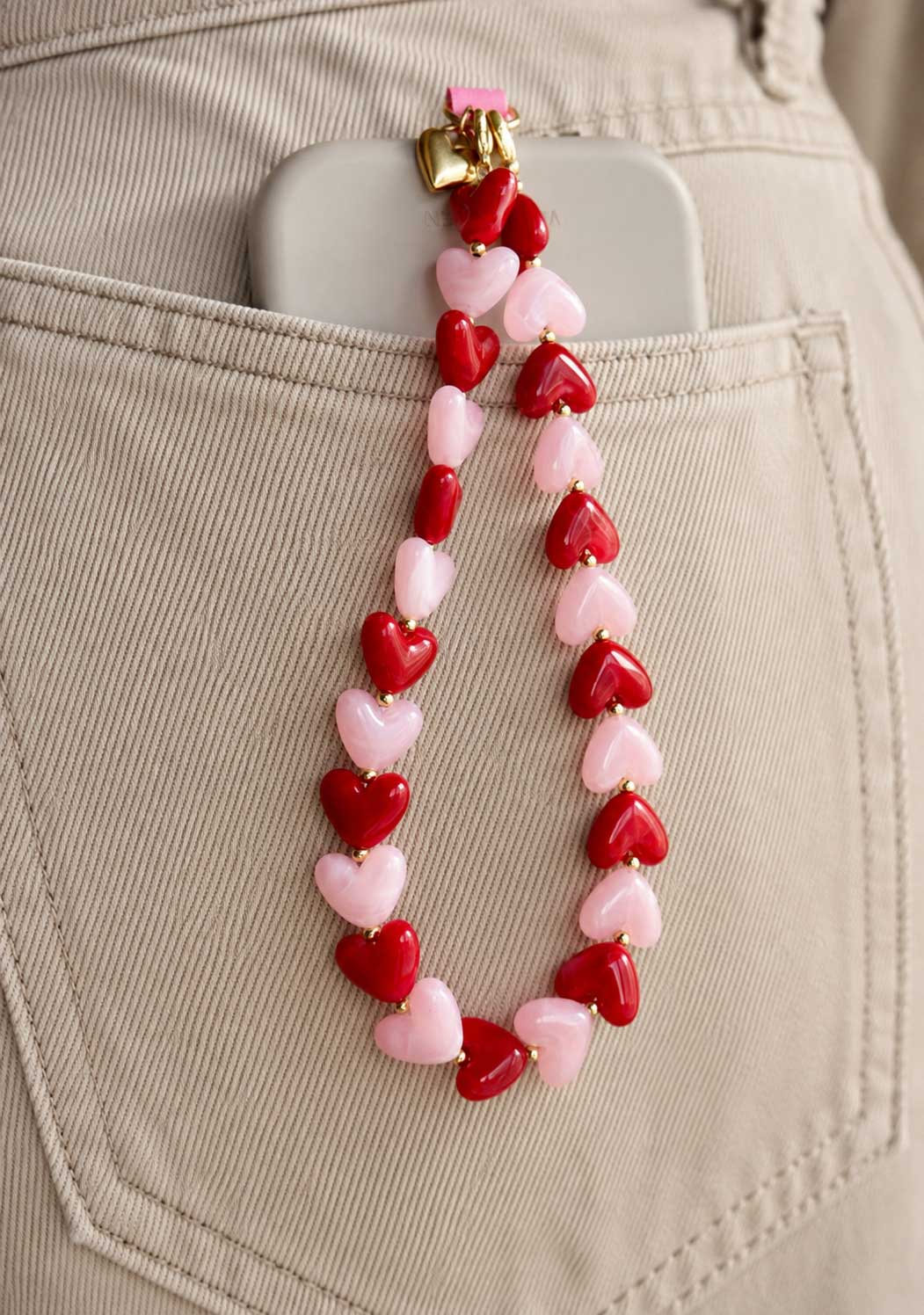 Phone Charm Pink Heart rosa rot gold als Geschenk – trendiges Handyzubehör von Saltyblush
