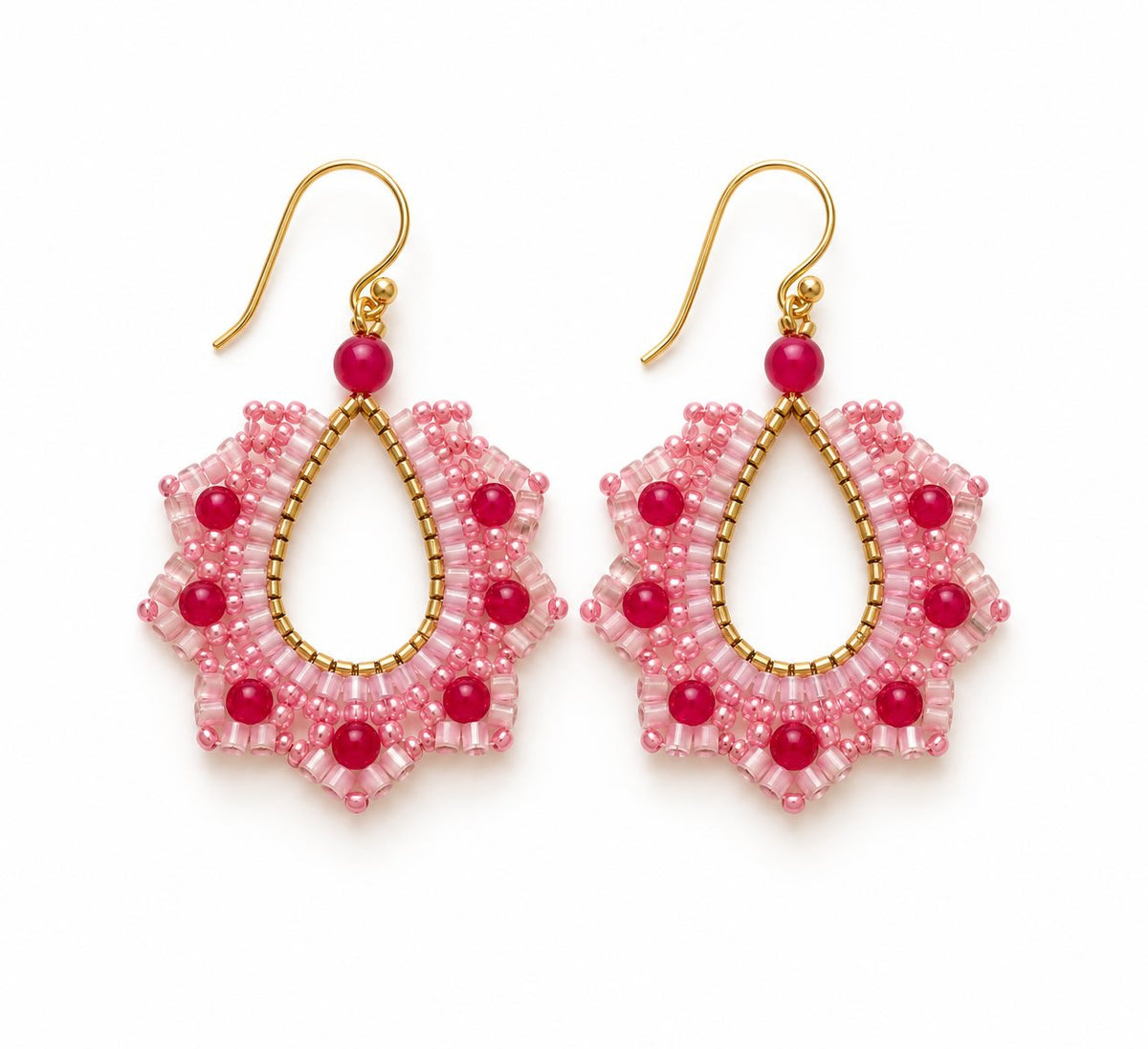 Produktbild pink petal⎢goldene Perlenohrringe auf weißem Hintergrund 