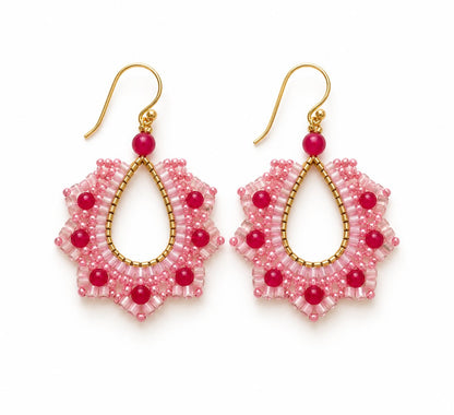 Produktbild pink petal⎢goldene Perlenohrringe auf weißem Hintergrund 