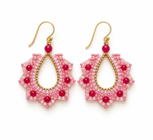 Produktbild pink petal⎢goldene Perlenohrringe auf weißem Hintergrund 