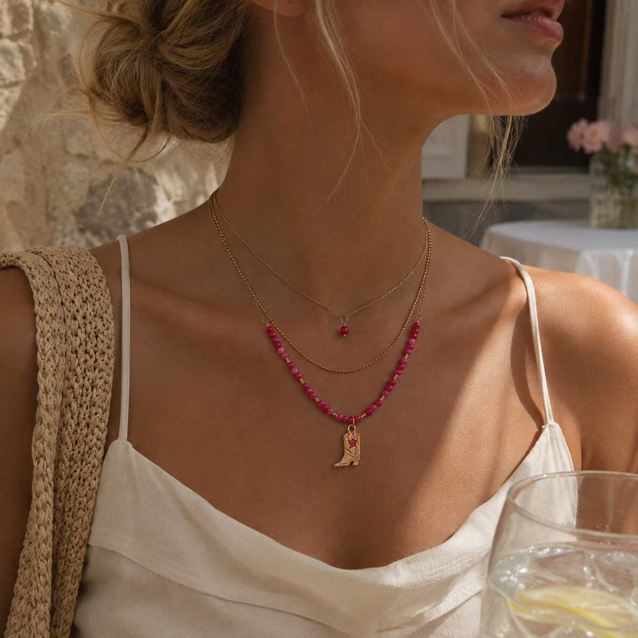 Frau in weißem Trägerkleid trägt das Pink Western Layering-Halsketten-Set mit Cowboy-Boot-Charm am Hals – Saltyblush

