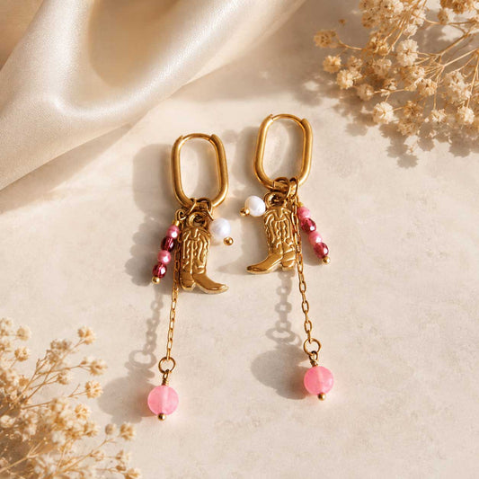 Pink Western Ohrringe – goldene Creolen mit Cowboy-Stiefel-Anhänger und Perlen
