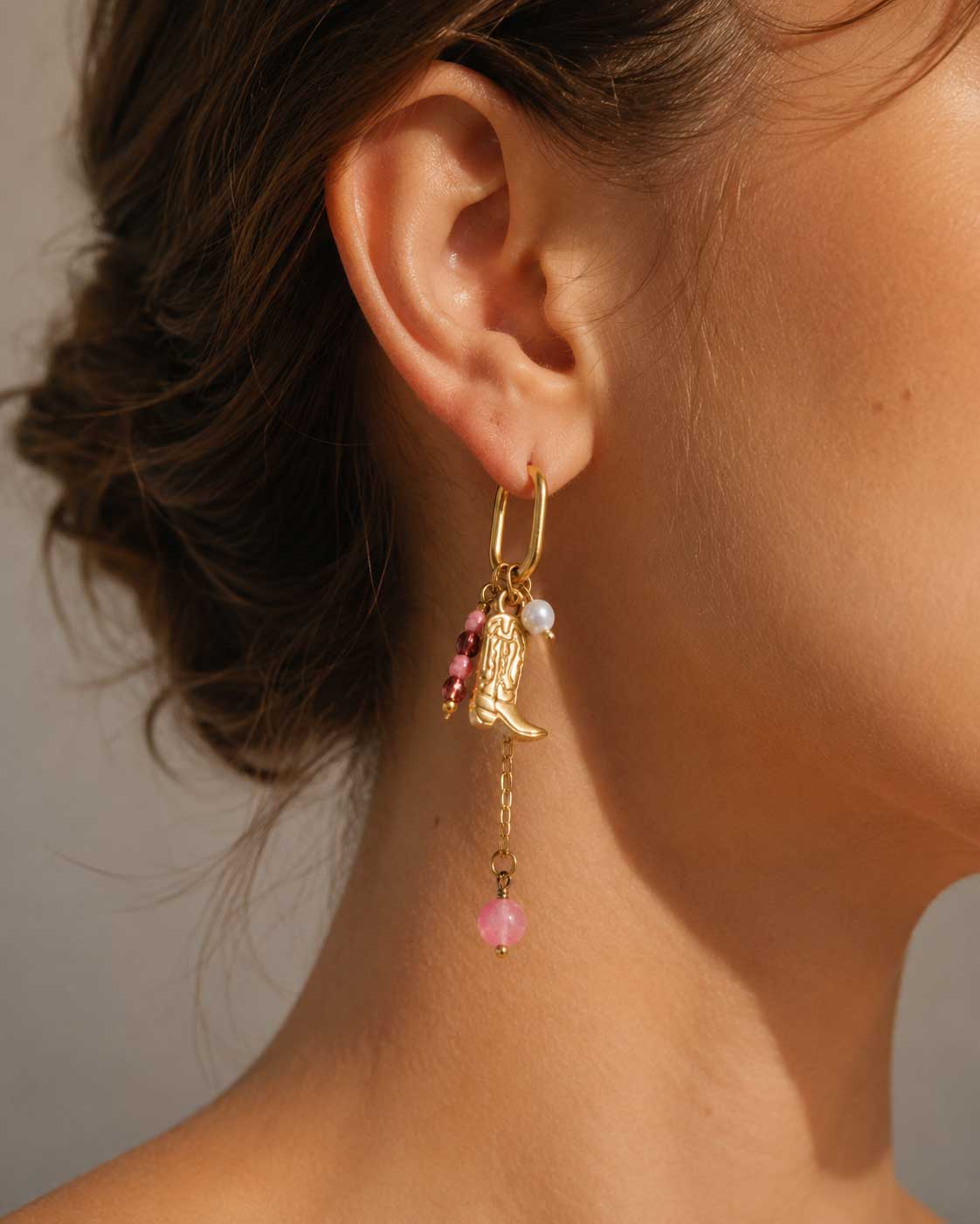 Goldene Western-Ohrringe Pink Western am Ohr getragen – verspielter Statement-Look
