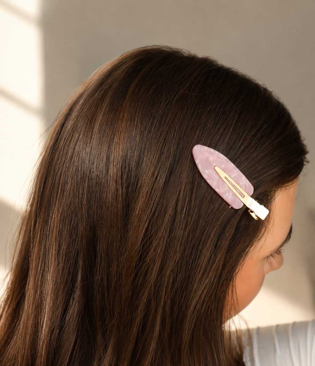 Rosé Marble Haarclip getragen in braunem offenem Haar – femininer Akzent im Alltags-Styling
