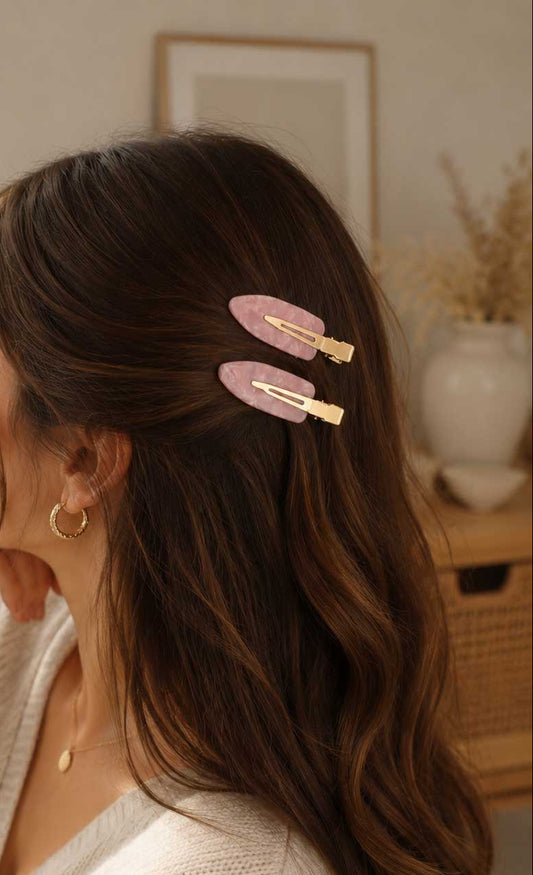 Rosé Marble Haarclips als 2er-Duo in welligem Haar – eleganter Half-up-Look mit goldfarbenen Details

