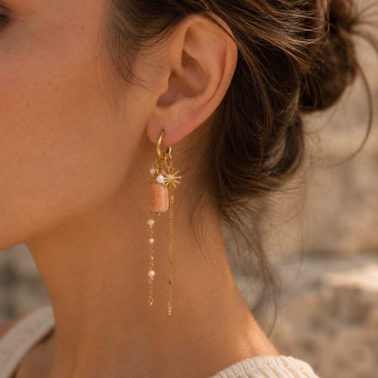 Goldene Creolen Rosé Ray am Ohr getragen – Sonnenstern-Charm, rosafarbener Stein und Goldketten – Saltyblush
