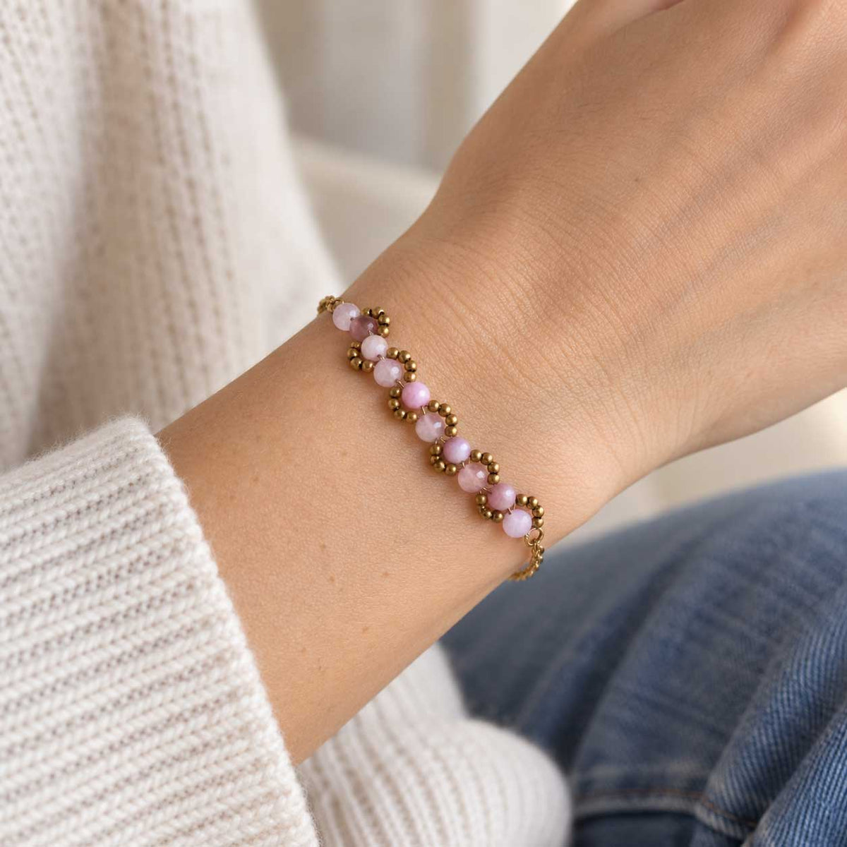 Goldenes Perlenarmband aus Edelstahl am Handgelenk getragen, mit zarten Perlen, verstellbarer Länge und elegantem Design für Alltag und Layering-Looks
[AI]
