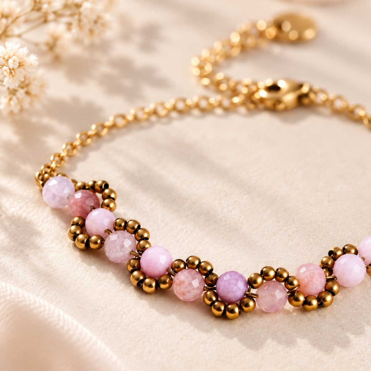 Nahaufnahme eines goldenen Perlenarmbands aus Edelstahl mit feinen Mini-Facetten und kleinen 2-mm-Perlen für einen zarten, femininen Look
