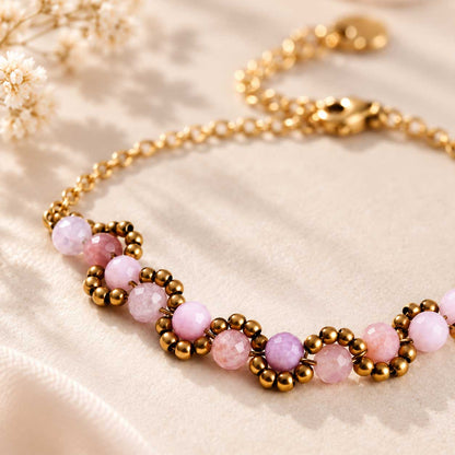 Nahaufnahme eines goldenen Perlenarmbands aus Edelstahl mit feinen Mini-Facetten und kleinen 2-mm-Perlen für einen zarten, femininen Look
