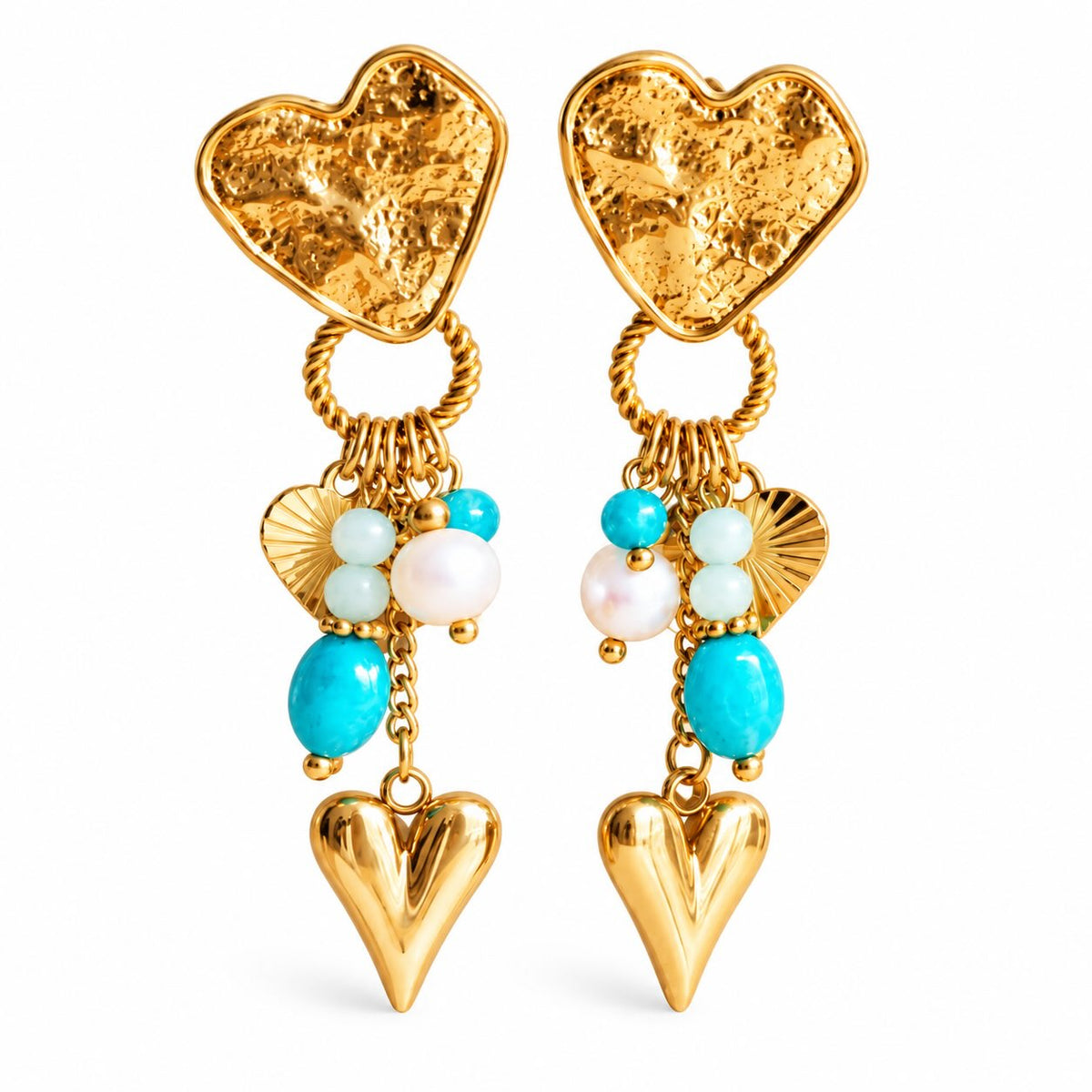 Goldene salty heart Ohrringe mit strukturierten Herzsteckern, türkisfarbenen, mintgrünen und weißen Perlen sowie goldenen Herzanhängern, als Paar vor weißem Hintergrund.
