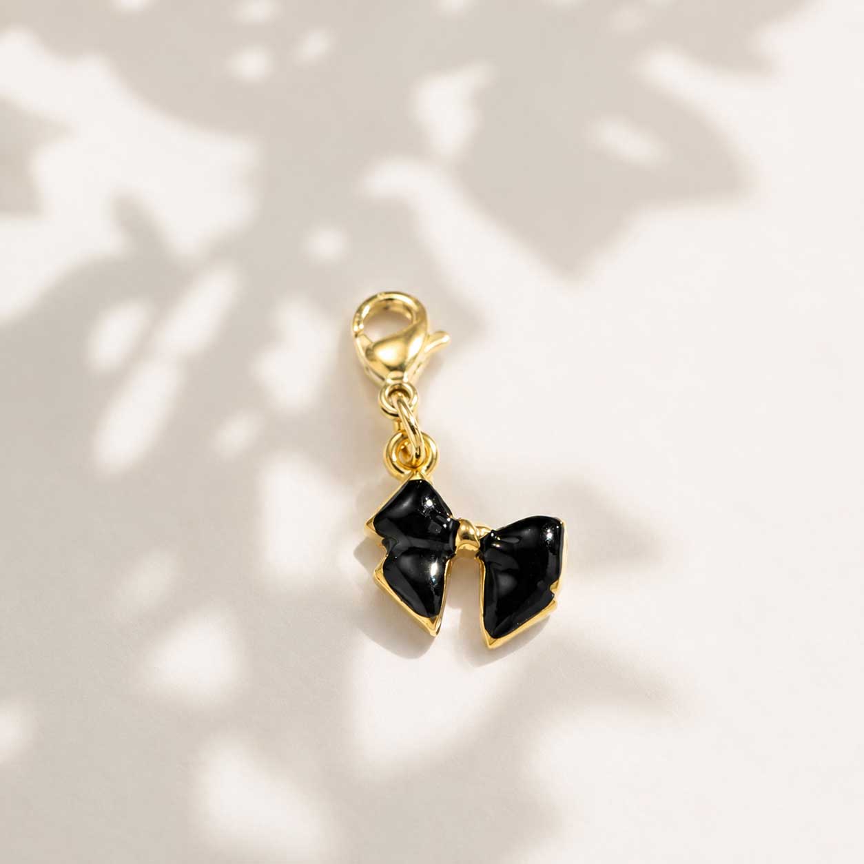 Schwarzer Schleife-Charm aus Edelstahl gold-schwarz von Saltyblush – Bow Charm, 1,5 x 1 cm
