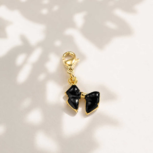 Schwarzer Schleife-Charm aus Edelstahl gold-schwarz von Saltyblush – Bow Charm, 1,5 x 1 cm
