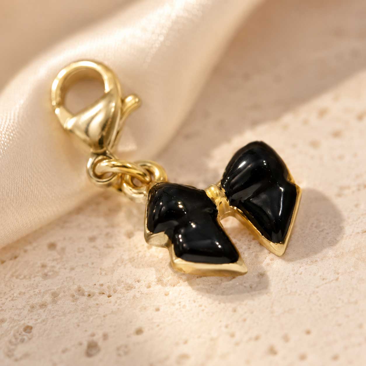 Schwarzer Schleife-Charm aus Edelstahl gold-schwarz von Saltyblush – Bow Charm, 1,5 x 1 cm
