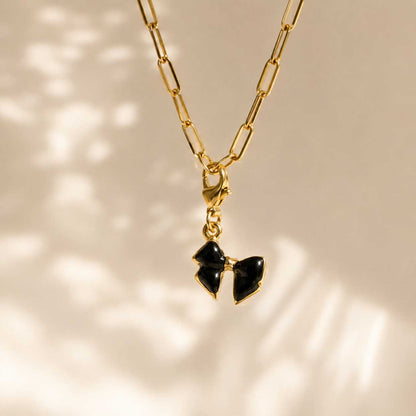 Bow Charm schwarz gold kombiniert mit weiteren Charms – individuelles Charm Concept Saltyblush
