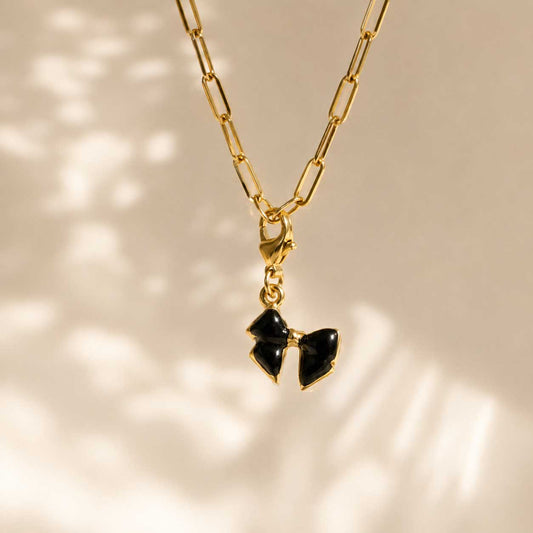 Bow Charm schwarz gold kombiniert mit weiteren Charms – individuelles Charm Concept Saltyblush
