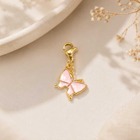 Rosaner Schmetterling-Charm mit goldenem Rand und Karabinerverschluss – filigran & feminin – Charm Concept Saltyblush
