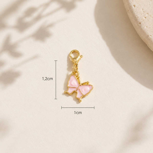 Rosaner Schmetterling-Charm mit Maßangaben – 1cm x 1,2cm – rosa Emaille, goldener Edelstahl – Saltyblush
