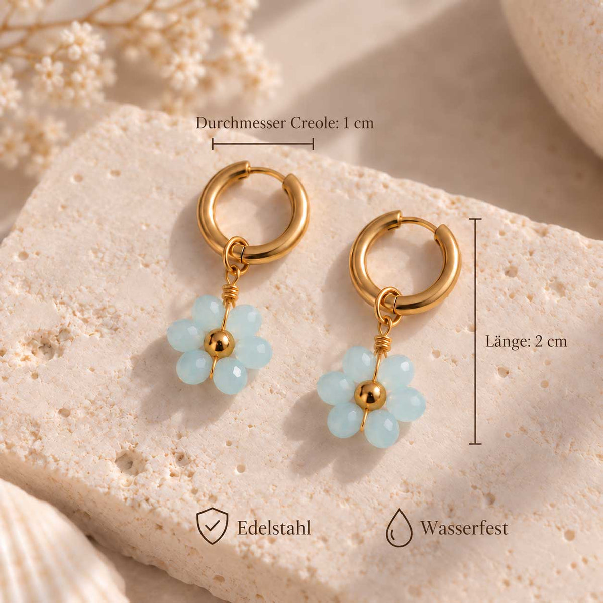 Sea Blossom goldene Ohrringe mit Maßangaben – Creole Ø 1 cm, Länge 2 cm, Edelstahl, wasserfest, hellblaue Blütenperlen
