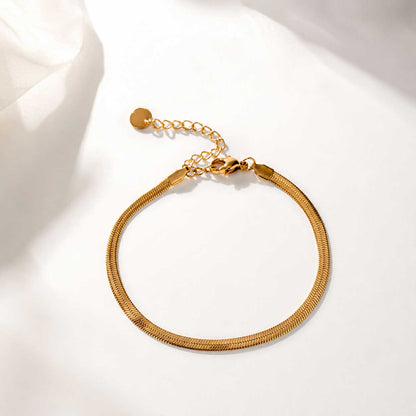 Goldenes Schlangenketten-Armband silk chain mit Karabinerverschluss auf weißem Hintergrund – Edelstahl, wasserfest | Saltyblush