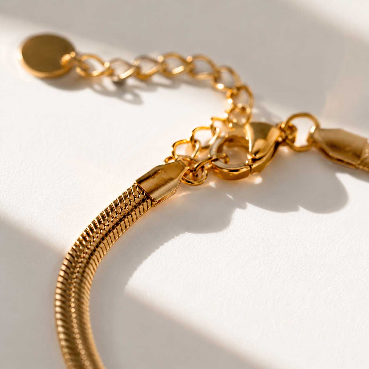 Detailaufnahme Karabinerverschluss goldenes Armband silk chain – flache Schlangenkette aus Edelstahl | Saltyblush`
